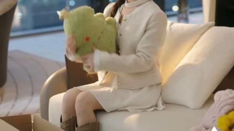 救命！追《婚夜，燃尽》追出了我司同款抱枕🎄✨